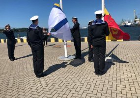 Karo ir kruizinių laivų terminale iškeltos Karinių jūrų pajėgų ir Klaipėdos miesto vėliavos - 2