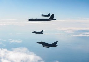 Demonstruojant NATO solidarumą ir vienybę  virš Lietuvos praskrido JAV bombonešis B-52,  lydimas... - 1