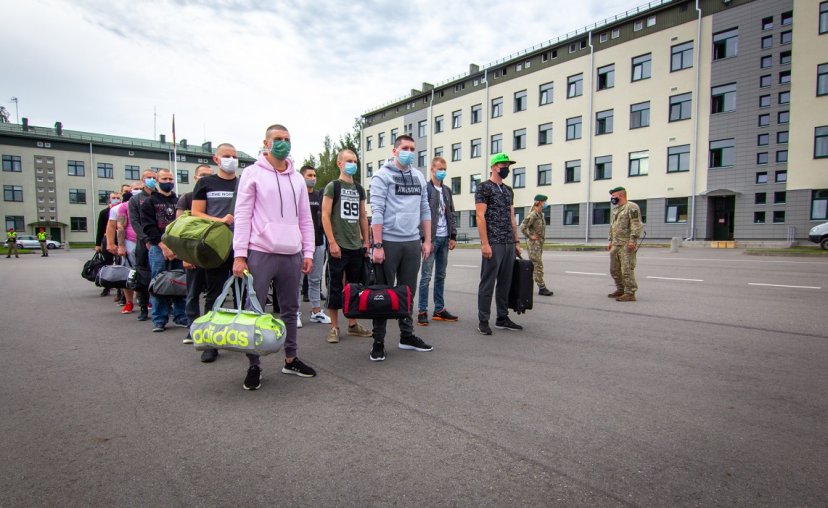 Pusseptinto šimto NPPKT karių pradeda mokytis karybos pagrindų Lietuvos kariuomenėje