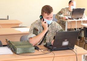 Lietuvos kariuomenės ryšininkai mokėsi radijo ryšio FALCON serijos įrangos techniko kurse    - 1