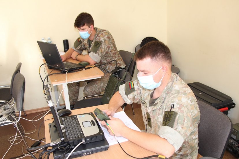 Lietuvos kariuomenės ryšininkai mokėsi radijo ryšio FALCON serijos įrangos techniko kurse   