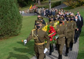 Kovojusios Lietuvos kariuomenės vadui brg. gen. A. Ramanauskui-Vanagui atidengtas antkapinis... - 1