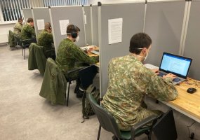 Nacionaliniam visuomenės sveikatos centrui Lietuvos kariuomenės parama padidėjo iki 50 karių  - 3