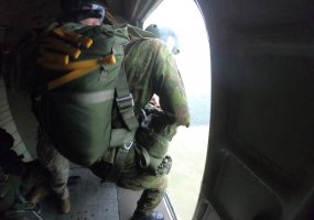 Jaunesniųjų karininkų vadų mokymų epizodas : šuolis parašiutu - 1