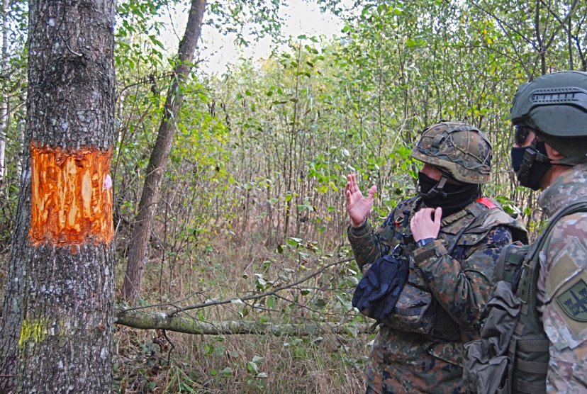 Pratybose su sąjungininkais treniruotasi koordinuotai įrengti inžinerines kliūtis