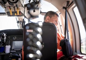 Karinių oro pajėgų paieškos ir gelbėjimo sraigtasparnio įgulos vadas Suomis, antrasis pilotas... - 2