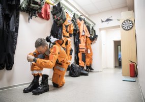 Karinių oro pajėgų paieškos ir gelbėjimo sraigtasparnio įgulos vadas Suomis, antrasis pilotas... - 4
