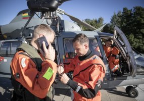 Karinių oro pajėgų paieškos ir gelbėjimo sraigtasparnio įgulos vadas Suomis, antrasis pilotas... - 5