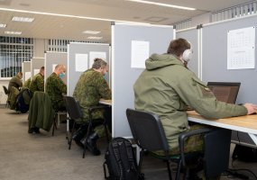 Nacionaliniame visuomenės sveikatos centre budinčius savanorius aplankė kariuomenės vyriausiasis... - 2