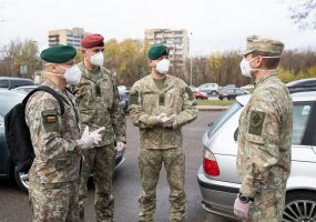 Nacionaliniame visuomenės sveikatos centre budinčius savanorius aplankė kariuomenės vyriausiasis... - 6