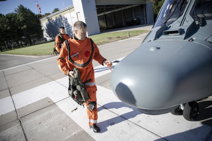 Karinių oro pajėgų paieškos ir gelbėjimo sraigtasparnio įgulos vadas Suomis, antrasis pilotas...