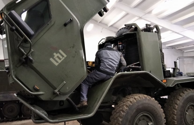 Lietuvos kariuomenės mokykloje ruošiami sunkvežimio SISU mechanikai