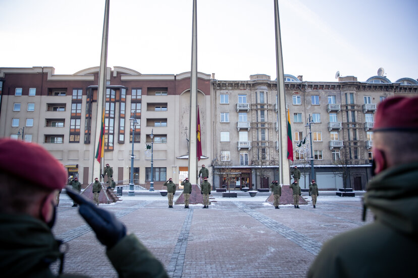 KASP reprezentacinė vėliava pirmą kartą suplevėsavo prie Seimo
