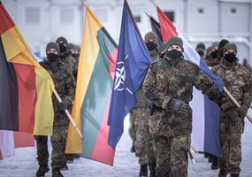 Lietuvos žmonės pasitiki Lietuvos kariuomene, ypač teigiamai vertina  NATO sąjungininkų buvimą... - 1