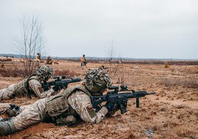 Karaliaus Mindaugo husarų bataliono karių pratybos – pagilinti kovinio šaudymo įgūdžiai - 8