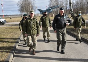 Aviacijos bazėje kariuomenės vadas domėjosi vykdomais projektais - 2