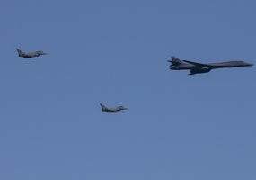 Virš Lietuvos praskridusio JAV bombonešio B-1B skrydį koordinavo ir Lietuvos kariai  - 1