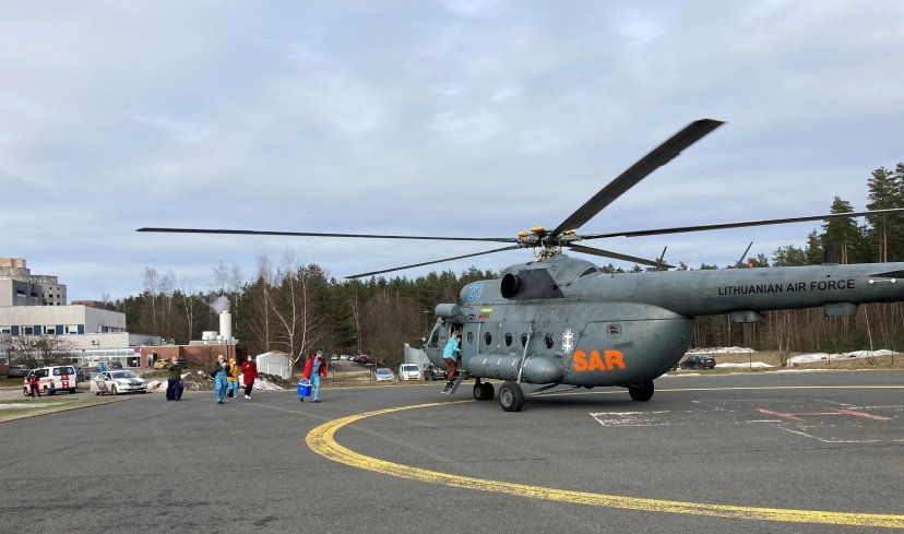 Karinių oro pajėgų sraigtasparnis atliko sėkmingą organų pergabenimo operaciją