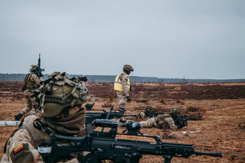 Karaliaus Mindaugo husarų bataliono karių pratybos – pagilinti kovinio šaudymo įgūdžiai