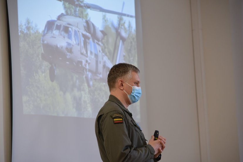 Aviacijos bazėje kariuomenės vadas domėjosi vykdomais projektais