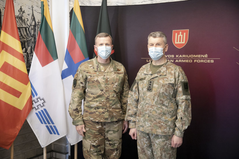 NATO pajėgų Europoje vadas Lietuvoje aptarė gynybos klausimus su kariuomenės vadu