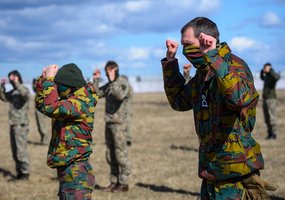 Lietuvos karo akademijos kariūnai atliko šuolius parašiutu - 2