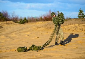 Lietuvos karo akademijos kariūnai atliko šuolius parašiutu - 4