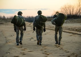 Lietuvos karo akademijos kariūnai atliko šuolius parašiutu - 6