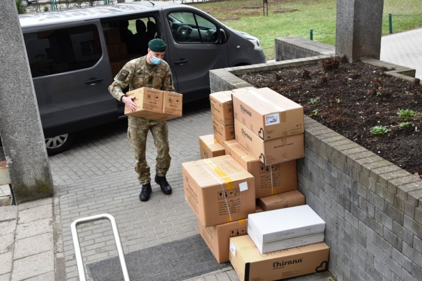 Lietuvos kariuomenė tęsia logistinę operaciją aprūpinant skiepijimo priemonėmis šalies gydymo...