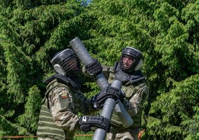 Gedimino štabo bataliono jaunieji kariai siekė užsitarnauti teisę nešioti beretes su Gedimino... - 2