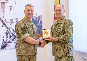 Lietuvos kariuomenės vadas padėkojo Jungtinių Amerikos Valstijų 6-ojo laivyno vadui už paramą  - 1