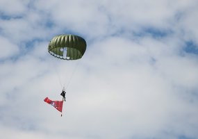 Priverstinio parašiuto skleidimo šuolių kurso klausytojai pagerbė Juozo Lukšos-Daumanto atminimą - 1