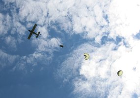 Priverstinio parašiuto skleidimo šuolių kurso klausytojai pagerbė Juozo Lukšos-Daumanto atminimą - 2
