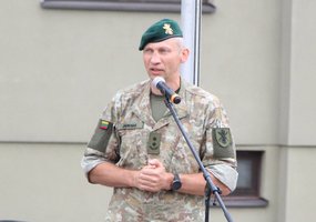 Plk. Egidijus Karvelis atsisveikino su Lietuvos kariuomenės mokyklos kovine vėliava - 2