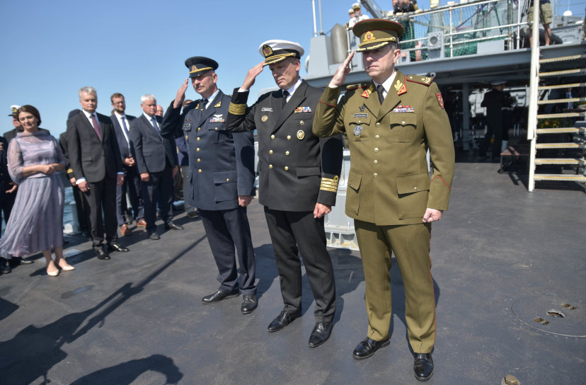 Lietuvos kariuomenės Karinės jūrų ir Oro pajėgos bei NATO sąjungininkų naikintuvai pagerbė...