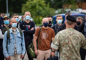 Lietuvos kariuomenė pradeda šių metų rezervo karių rengimą: pirmieji 100 atsargos karių atvyko į... - 4