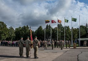 Sustiprėję jaunieji husarai baigė 9 mėnesių tarnybą - 1