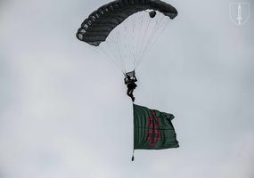 Specialiųjų operacijų pajėgų kariai minėjo savo globėjo dieną: pajėgų vėliava išskleista šuolio... - 1
