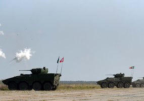 Lietuvoje ESBO stebėtojams pristatytos modernios pėstininkų kovos mašinos „Vilkas“ - 5