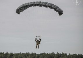 Specialiųjų operacijų pajėgų kariai minėjo savo globėjo dieną: pajėgų vėliava išskleista šuolio... - 8