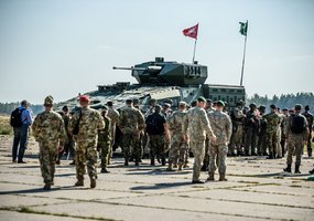 Lietuvoje ESBO stebėtojams pristatytos modernios pėstininkų kovos mašinos „Vilkas“ - 7