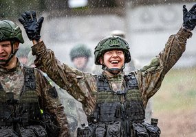 „Inžinieriaus take“ išlietas prakaitas atsipirko su kaupu: jaunųjų karo inžinierių galvas papuošė... - 1