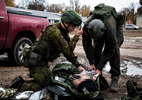 Specialiųjų operacijų pajėgų kariai gilino taktinės pagalbos nukentėjusiesiems mūšyje žinias - 3