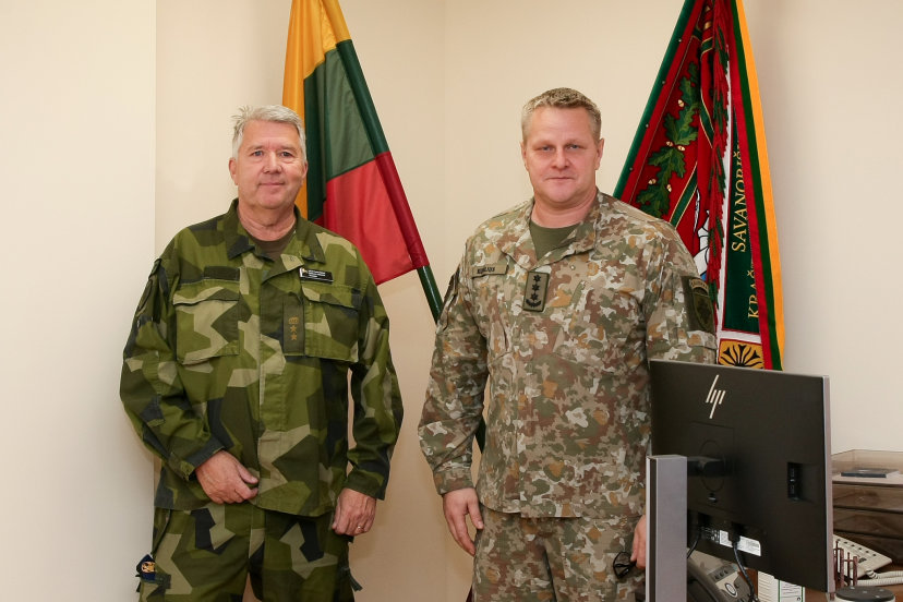 Krašto apsaugos savanorių pajėgose lankėsi Švedijos gynybos atašė