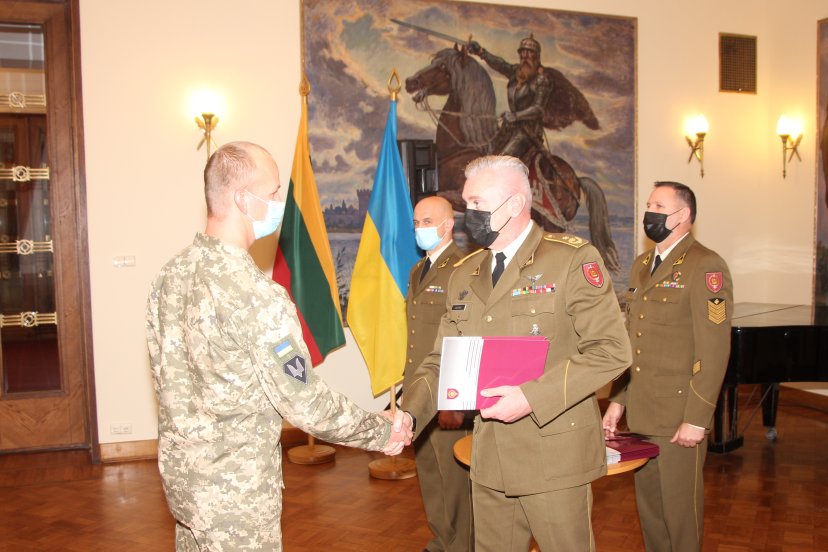 Ukrainos kariams įteikti tarptautinio instruktoriaus kurso pažymėjimai