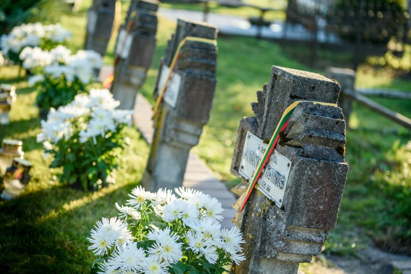 Visoje Lietuvoje pagerbiamas mirusių ir žuvusių karių atminimas