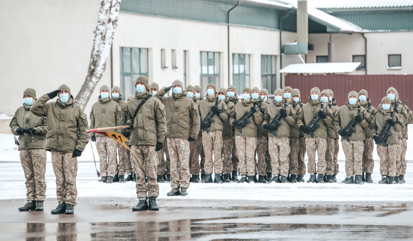 Jonušo Radvilos mokomajame pulke Bazinį kario kursą baigė 130 nuolatinės privalomosios pradinės...