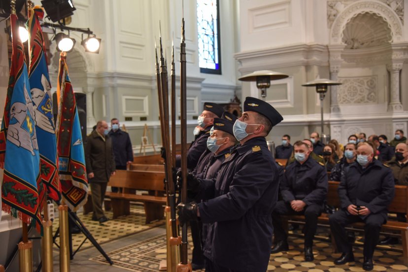 Karinių oro pajėgų vyriausiems puskarininkiams įteikti spontonai