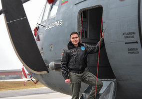 Karinių oro pajėgų pilotas vyr. ltn. Mindaugas Židonis: nuo „Boeing 737“ iki transportinio... - 2