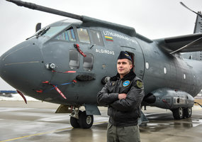 Karinių oro pajėgų pilotas vyr. ltn. Mindaugas Židonis: nuo „Boeing 737“ iki transportinio... - 3